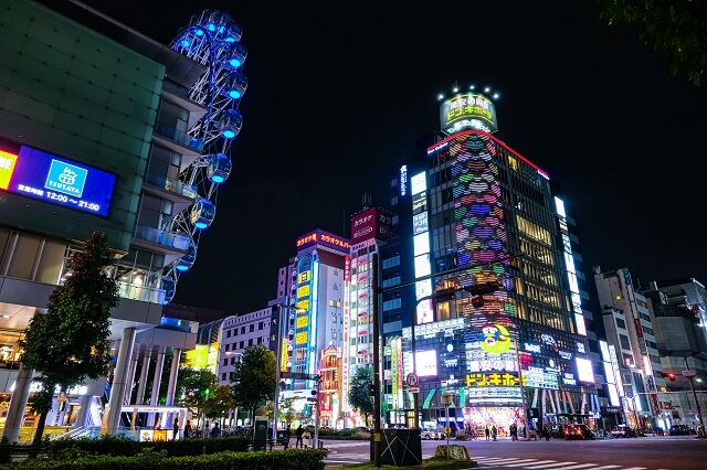 愛知県名古屋市 夜の栄、錦通大津交差点（2020