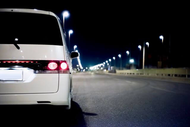 夜道を走る車