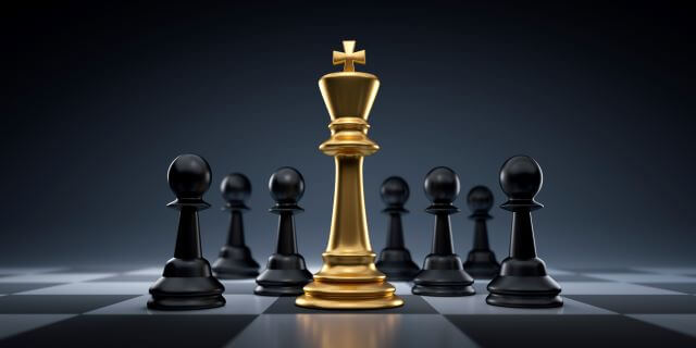 キングを中心にしたチェスの駒
